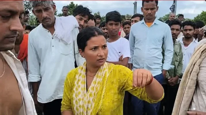 ट्रेन में नहीं मिली सुरक्षा ; दारोगा दंपति के साथ मारपीट ; महिला दारोगा ने इंजन के सामने खड़ी हो रोका ट्रेन