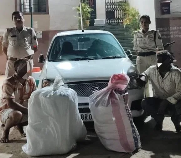 46.34 किलोग्राम गांजा के साथ दो तस्कर गिरफ्तार ; कार जब्त