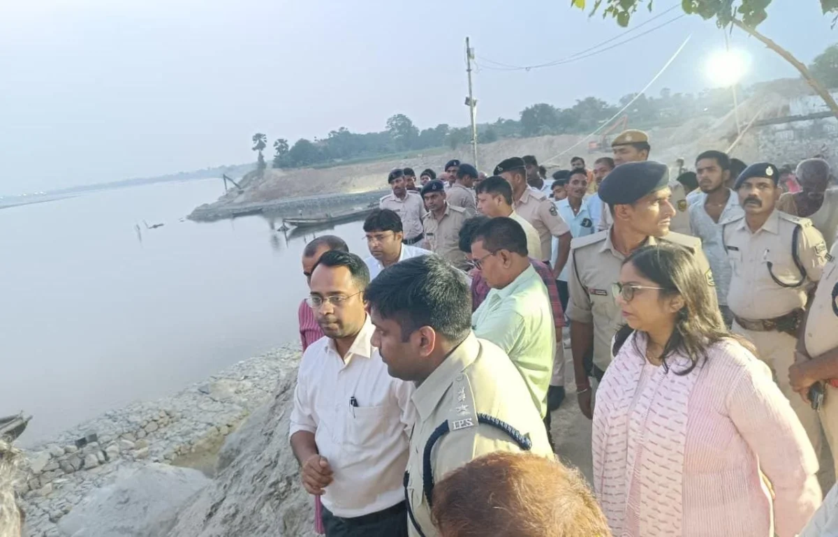 सबलपुर में गंगा तट पर चल रहे कटाव निरोधी कार्य का निरीक्षण कर डीएम ने कार्य में तेजी लाने का दिया निर्देश
