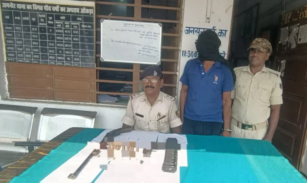 हत्या, लूट व डकैती जैसे संगीन मामलों में वर्षों से फरार चल रहे अपराधी को पुलिस ने रायफल व जिंदा कारतूस के साथ दबोचा