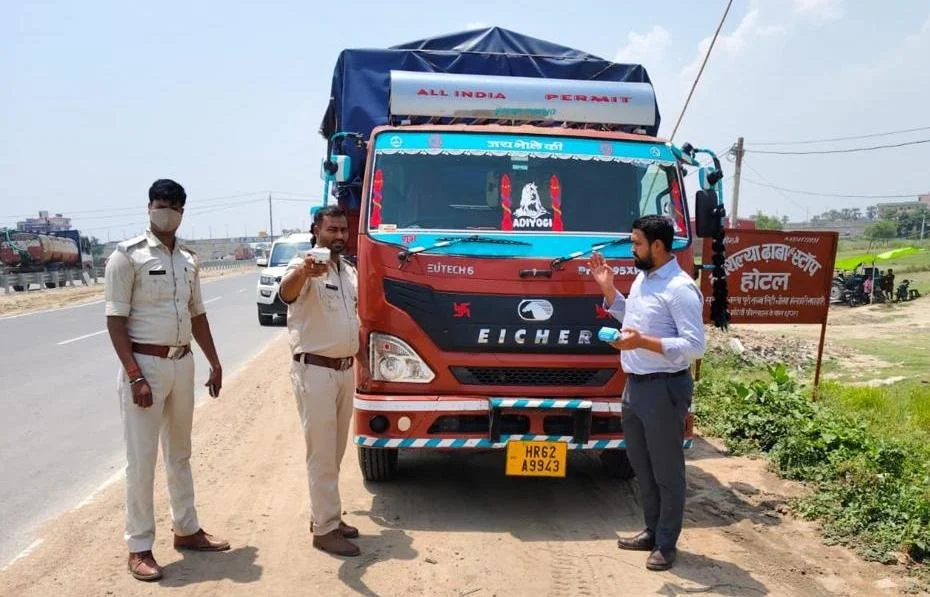 अवैध पार्किंग के खिलाफ परिवहन विभाग की कार्रवाई ; सड़क पर पार्किंग से हटाये गए 30 वाहन