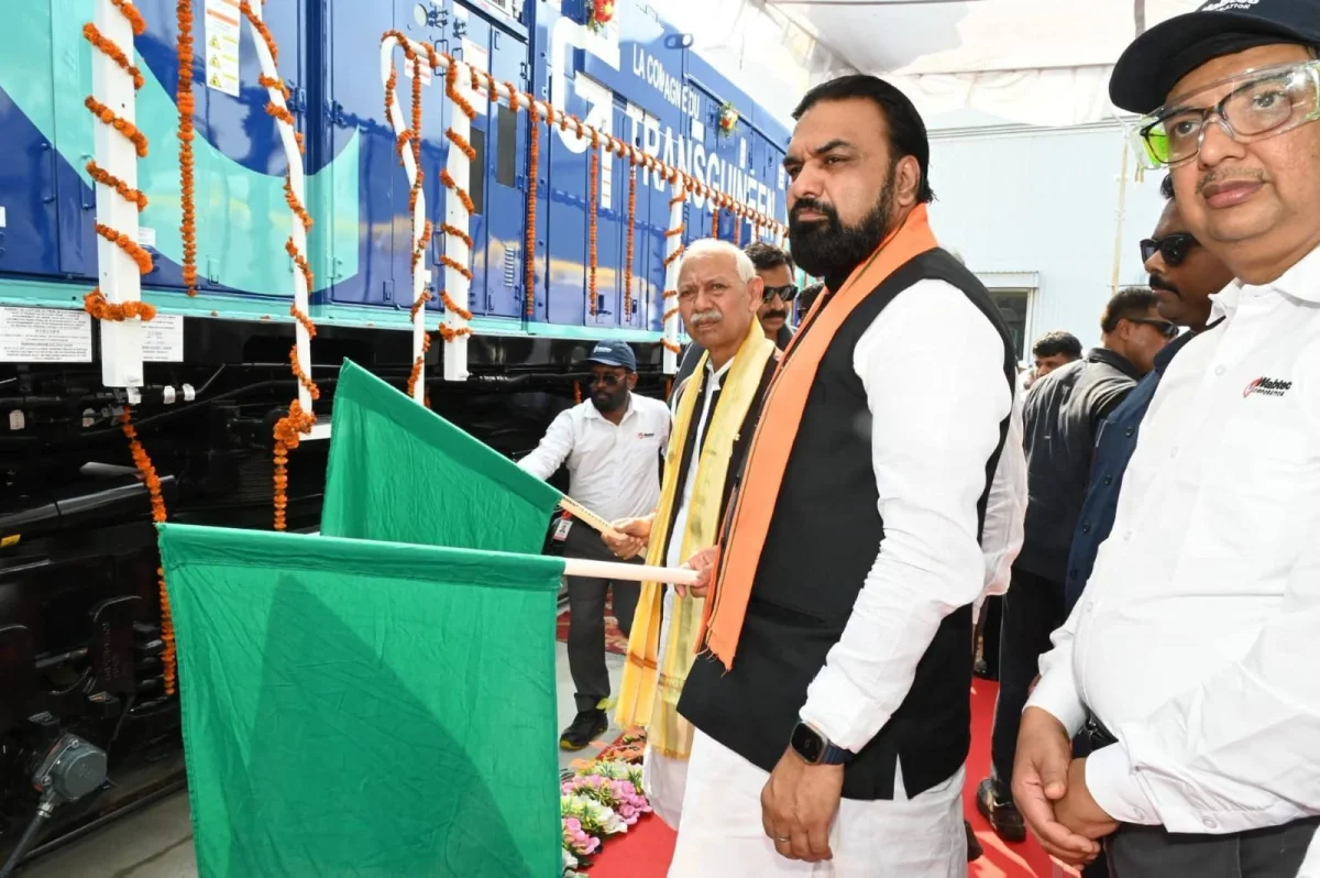मढ़ौरा रेल फैक्ट्री से गिनी गणराज्य के लिए 51वां इंजन रवाना ; रेल मंत्री व मुख्यमंत्री ने दिखाई हरी झंडी