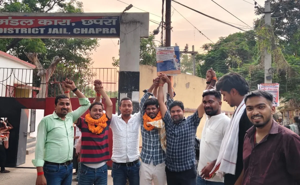 जेपीयू मोबिल कांड : जेल से निकलने पर छात्र नेताओं ने फूलमाला से किया स्वागत