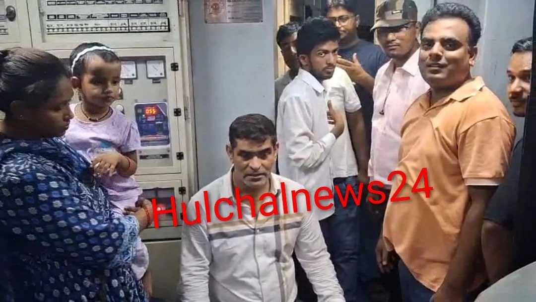 गोमती नगर एक्सप्रेस ट्रेन की बदहाल व्यवस्था, बेपरवाह रेलवे प्रशासन ; किसी कोच में एसी नहीं चलने से यात्रियों को हुई भारी परेशानी