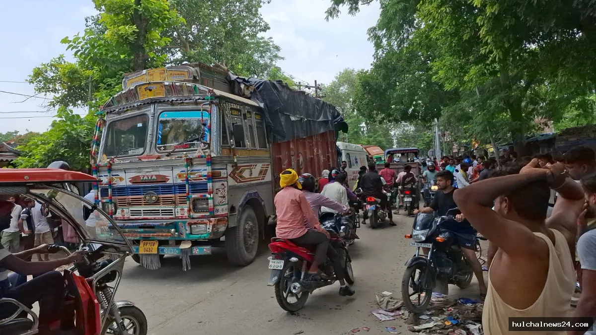 अनियंत्रित ट्रक की चपेट में आने से महिला की मौत ; मुआवजे की मांग को लेकर सड़क जाम
