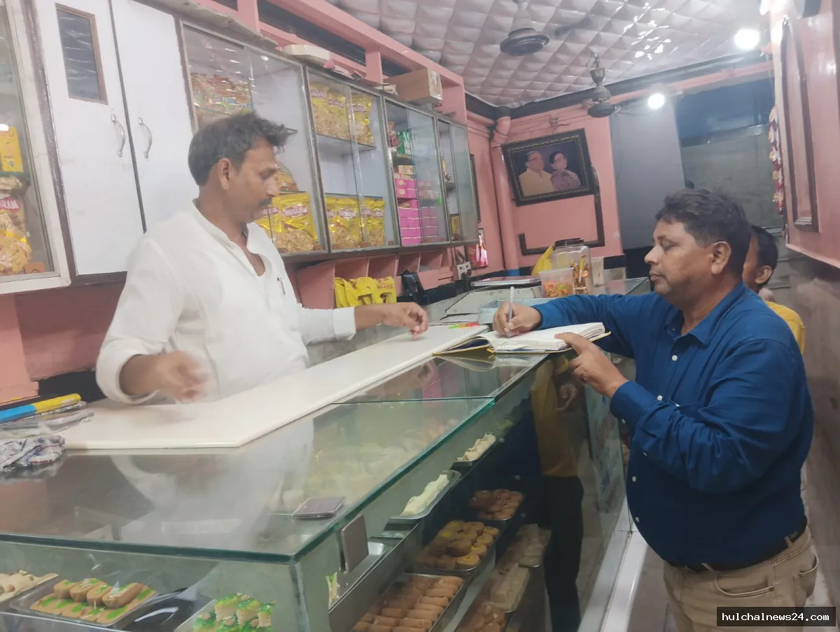 बरसात को ले फूड इंस्पेक्टर ने शहर के अनेक मिष्ठान दुकानों का निरीक्षण कर जांच के लिए फूड सैंपल किया कलेक्ट