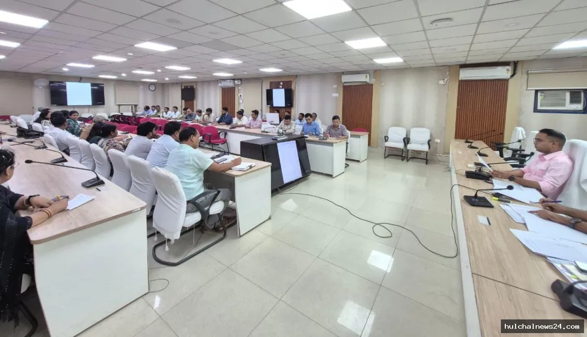 राजस्व कार्यों के लंबित मामलों का शीघ्र निष्पादन करें सुनिश्चित : डीएम
