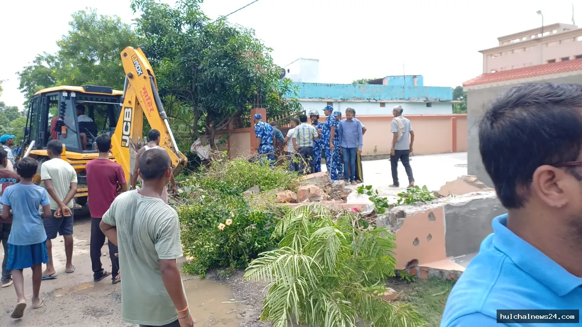 सड़क किनारे दो किलोमीटर तक बने पक्के निर्माण पर जिला प्रशासन ने चलवाया जेसीबी ; हड़कंप