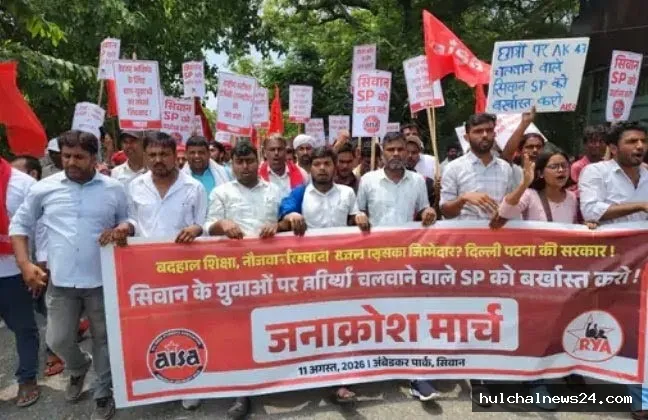 प्रोटेस्ट के दौरान छात्रों पर एक-47 से फायरिंग मामले में डीएम व एसपी की बर्खास्तगी को ले निकाला गया फ्लैग मार्च