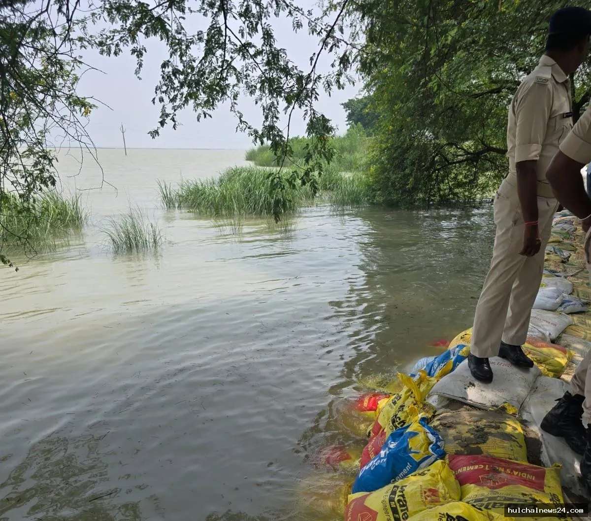 सिताब दियारा में रिंग बांध का अधिकारियों ने किया निरीक्षण ; स्थिति नियंत्रण में