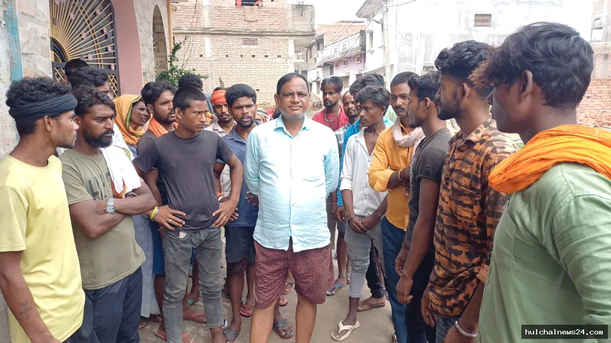 वेतन व सुरक्षा उपकरण की मांग को लेकर सफाई मजदूरों ने किया प्रदर्शन ; कहा मांग पूरी नहीं होने पर होगा अनिश्चितकालीन हड़ताल