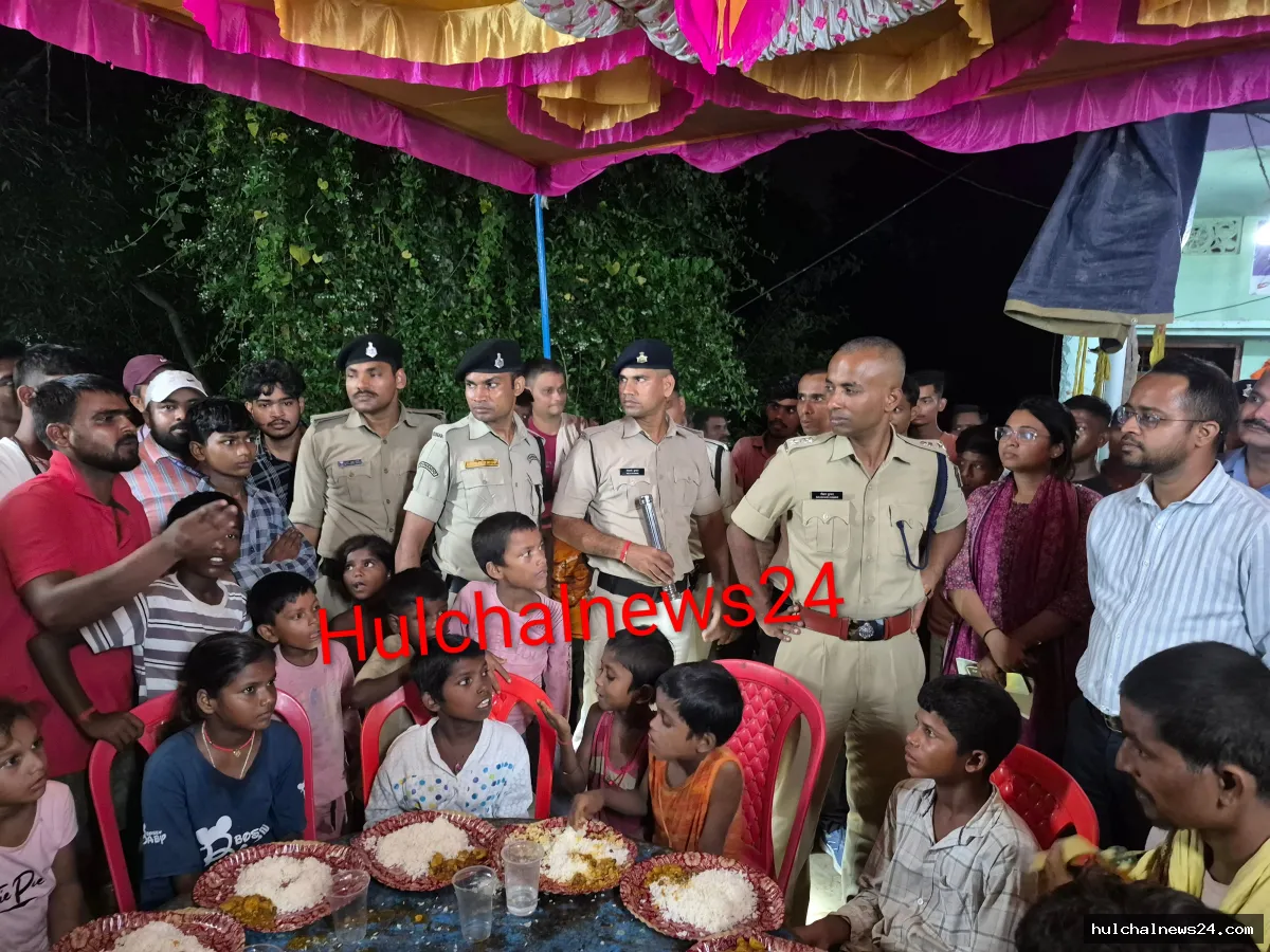 जान टोला में बाढ़ पीड़ितों के लिए जिला प्रशासन ने चालू किया सामुदायिक किचेन