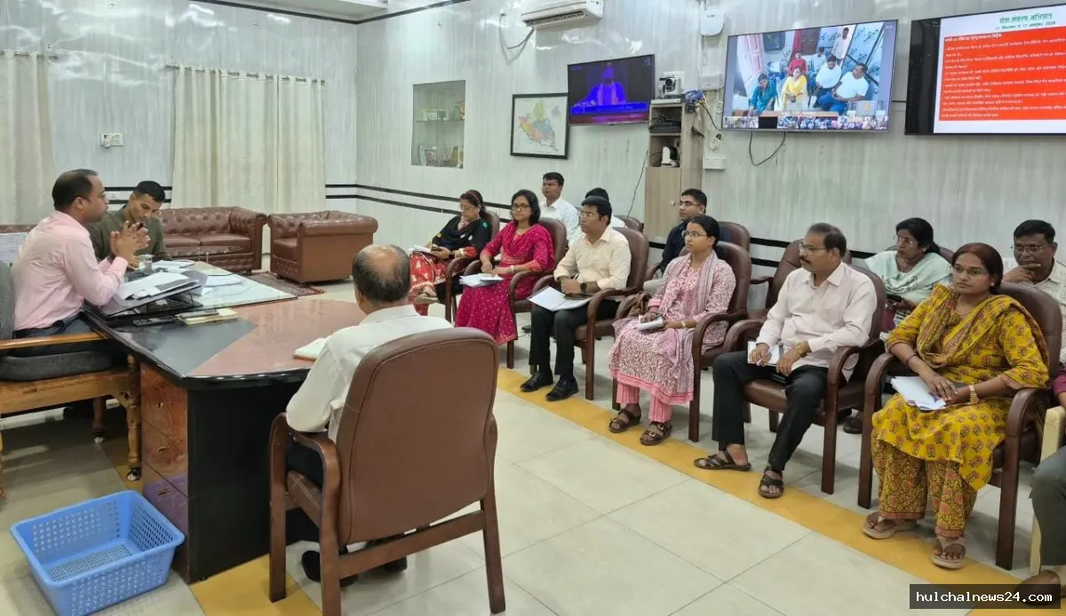 बाढ़ प्रभावित क्षेत्रों में स्वच्छता एवं वेक्टर जनित रोगों की रोकथाम को लेकर डीएम ने दिए निर्देश ; राहत एवं बचाव कार्य में उत्कृष्ट योगदान देने वाले 31 पदाधिकारी एवं कर्मी हुए सम्मानित