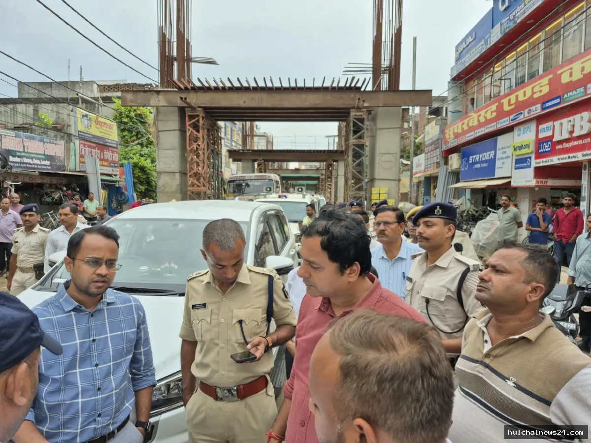 डबल डेकर पुल निर्माण कार्य का डीएम व एसएसपी ने किया निरीक्षण ; तीन शिफ्ट में कार्य कराने का दिया निर्देश