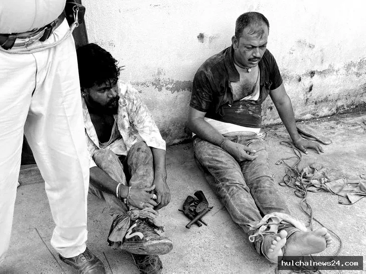 लोडेड कट्टा के साथ दो बदमाशों को ग्रामीणों ने पकड़ पिटाई के बाद पुलिस को सौंपा ; सुरक्षा गार्ड पर किया था हमला