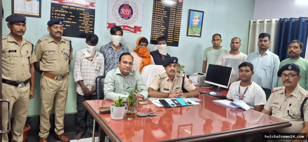 ट्रेनों में मोबाइल झपटने वाले गिरोह के चार सदस्य गिरफ्तार ; चोरी का पांच मोबाइल बरामद