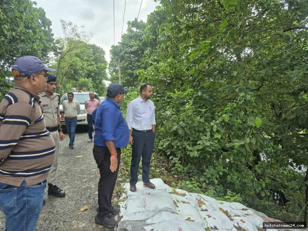 गंडक नदी में संभावित जलवृद्धि को ले डीएम ने तटबंधों का निरीक्षण कर बाढ़ नियंत्रण से जुड़े अधिकारियों को अलर्ट मोड में रहने एवं तटबंधों की सतत निगरानी का दिया निर्देश