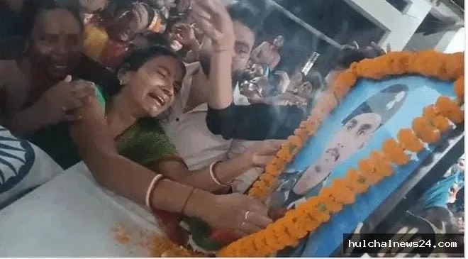 45 दिन बाद तिरंगे में लिपटकर घर पहुंचा अग्निवीर आदित्य ; मां ने सैल्यूट कर फोटो चूमा, फिर फूट-फूटकर रोने लगी