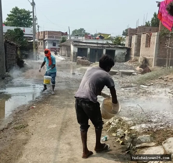 बाढ़ का पानी उतरते ही संक्रमण से बचाव की कवायद तेज ; प्रभावित इलाकों में चूना-ब्लीचिंग का छिड़काव जारी ; बाढ़ पीड़ितों के लिए मेडिकल कैंप भी जारी