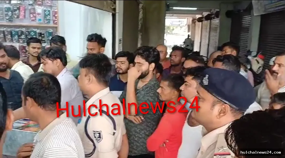 मोबाइल दुकान का ताला काटकर लाखों की चोरी ; नकद व मोबाइल ले गये चोर