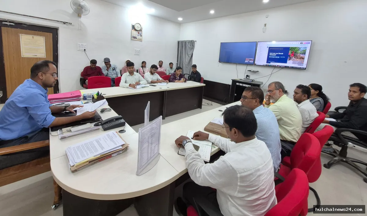 खनुआ नाला एवं स्टॉर्म वाटर ड्रेनेज परियोजना के कार्यों में तेजी लाने का डीएम ने दिया निर्देश ; कहा  अप्रैल 2027 तक हर हाल में करें पूरा