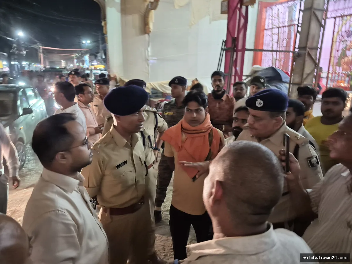 जिलाधिकारी एवं वरीय पुलिस अधीक्षक ने छपरा के प्रमुख दुर्गा पूजा पंडालों का निरीक्षण कर सुरक्षा मानकों के अनुपालन का दिया निर्देश