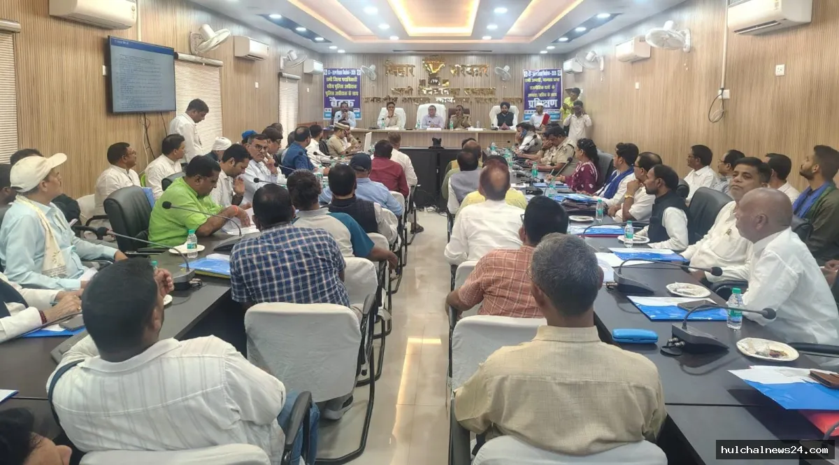 सारण शिक्षक निर्वाचन के मतदान एवं मतगणना की तैयारियों की आयुक्त सह निर्वाची पदाधिकारी ने समीक्षा कर विधि-व्यवस्था संधारण पर दिया जोर