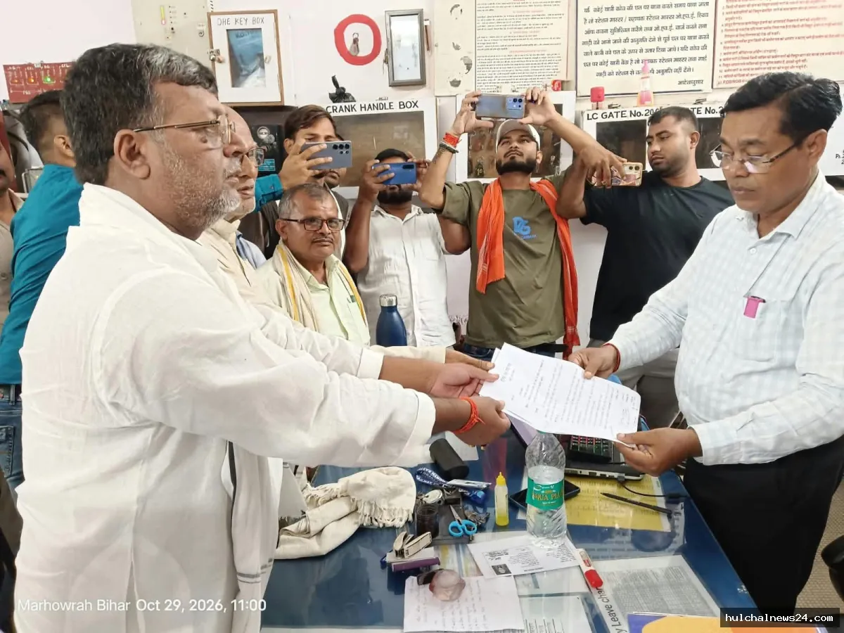 मढ़ौरा में ताप्ती गंगा एक्सप्रेस के ठहराव को लेकर ग्रामीणों ने दिया धरना