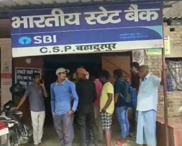 सिवान में सीएसपी संचालक से हथियार के बल पर तीन लाख की लूट ; आधा दर्जन अपराधियों ने दिया घटना को अंजाम