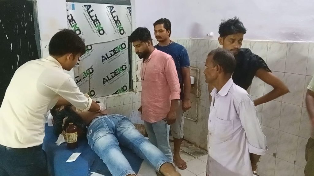 रेलवे ट्रैक पर टहलना युवक को पड़ा महंगा ; ट्रेन की चपेट में आने से स्थिति गंभीर