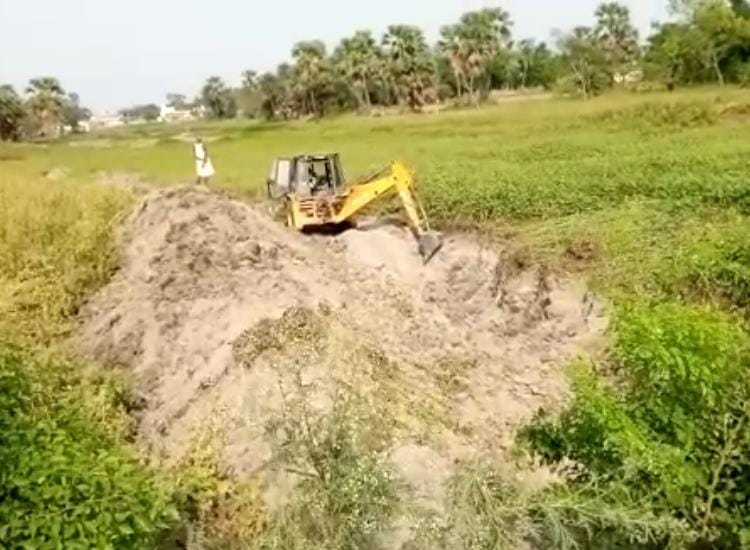सारण में मजदूरों के पेट पर चल रही जेसीबी मशीन ; रोजगार के लिए परेशान हैं मजदूर