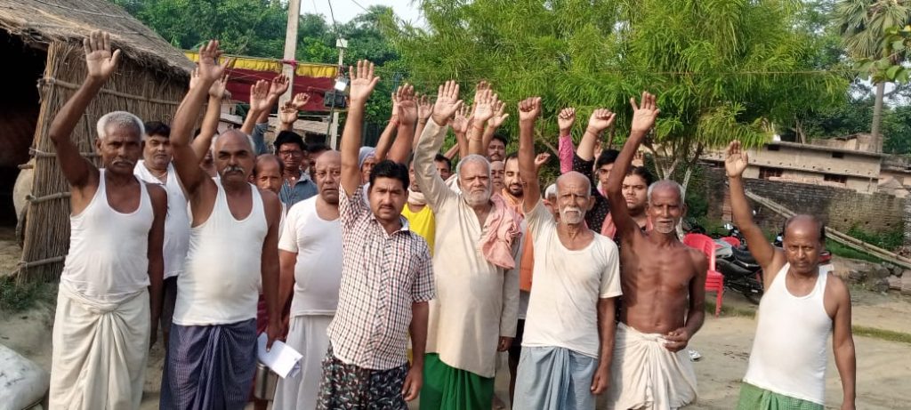 छपरा में सड़क निर्माण की मांग को लेकर ग्रामीणों ने किया प्रदर्शन