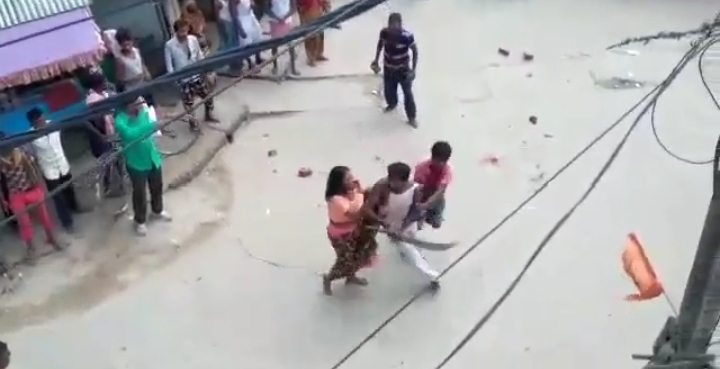 कटिहार में थाने के ड्राइवर के पद पर कार्य करने वाले ड्राइवर के परिवार की देखते बनी गुंडागर्दी ; पुलिसिया रसूख का इस्तेमाल कर सड़क पर की तलवारबाजी