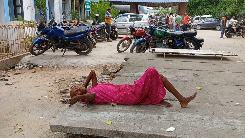 छपरा अस्पताल प्रशासन की उदासीनता ; उपचार के अभाव में अस्पताल के बाहर शौचालय की टंकी पर तड़प रही महिला