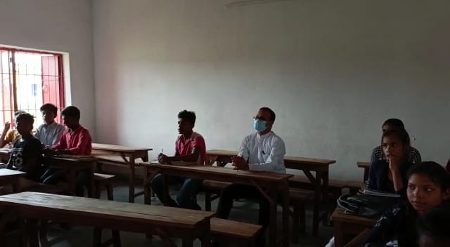 गुरुजी पढ़ा रहे कॉस व साइन थीटा ; क्लास में घुस गये डीएम और पीछे के बेंचकर पर बैठ गये