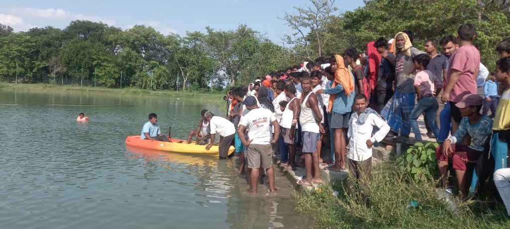 सारण के पर्यटन स्थल के पोखर में किशोर की डूबने से मौत ; पढ़ने के बहाने मित्रों के साथ गया था नहाने