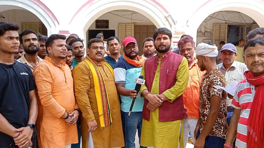 सारण जिले में प्रलोभन देकर धर्म परिवर्तन करने एवं चर्च निर्माण के खिलाफ विश्व हिंदू परिषद एवं बजरंग दल के कार्यकर्ताओं ने एसपी को ज्ञापन सौंप की कार्रवाई की मांग