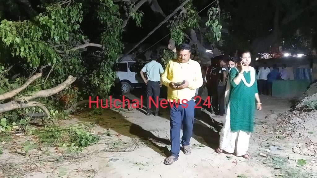 छपरा सदर अस्पताल में विशाल पीपल का पेड़ गिरने से कार क्षतिग्रस्त बाल-बाल बचा युवक ; टूटा बिजली पोल, एंबुलेंस भी क्षतिग्रस्त