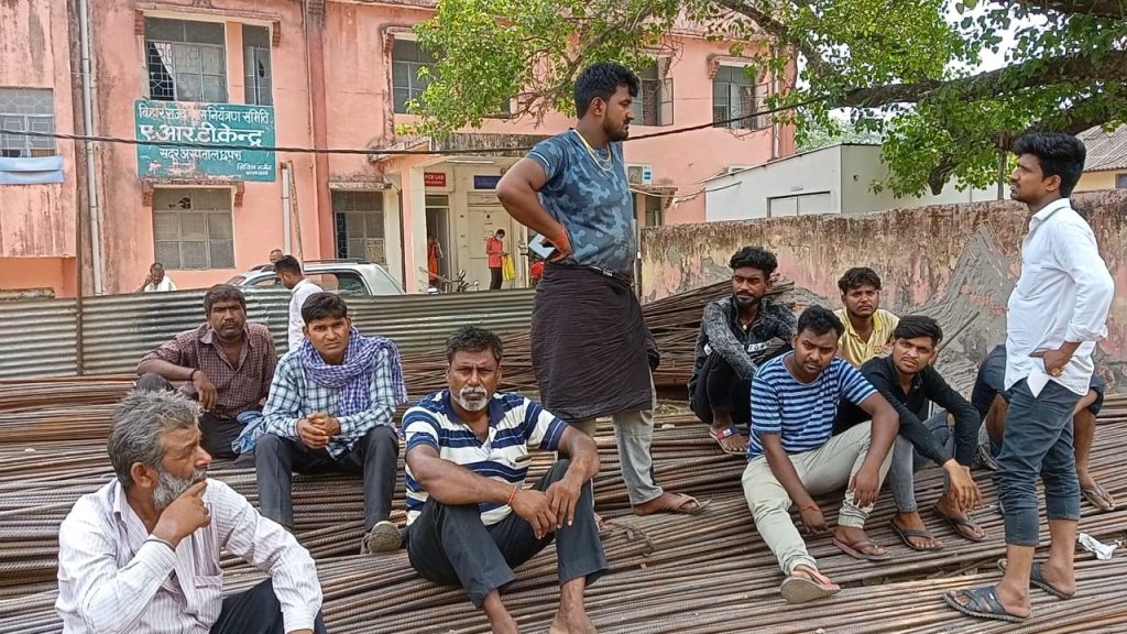 अनियंत्रित ट्रक की चपेट में आने से बाइक सवार युवक की मौत ; परिजनों में मचा कोहराम