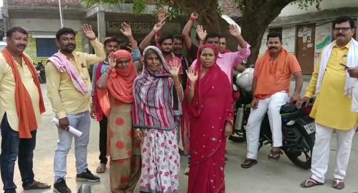 सारण में फर्जी दस्तावेज पर दाखिल खारिज के लिए आवेदन दिए जाने पर लोगो ने रिविलगंज अंचल कार्यालय के समक्ष किया प्रदर्शन