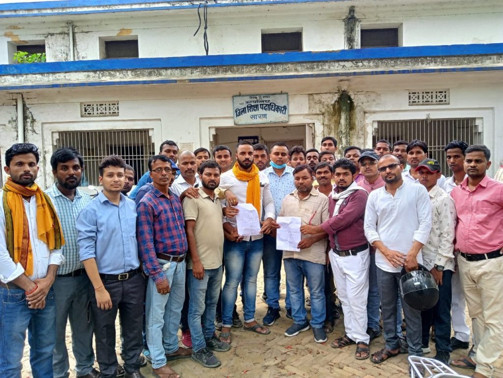 सातवें चरण की रिक्ति का गणना नहीं किये जाने पर सारण के टीईटी उत्तीर्ण अभ्यर्थियों ने डीईओ एवं डीपीयो को सौंपा मांगपत्र