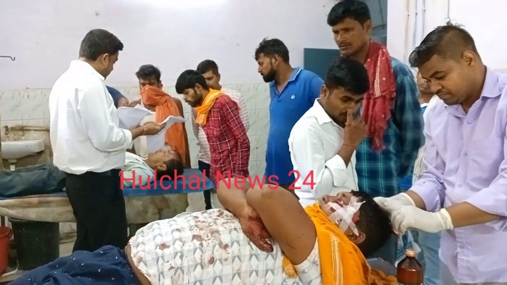 नेकी कर चाकू खा : जख्मी को अस्पताल पहुंचाने पर होटल मालिक को बदमाशों ने चाकू घोंपा ; चाकूबाजी में तीन लोग गंभीर