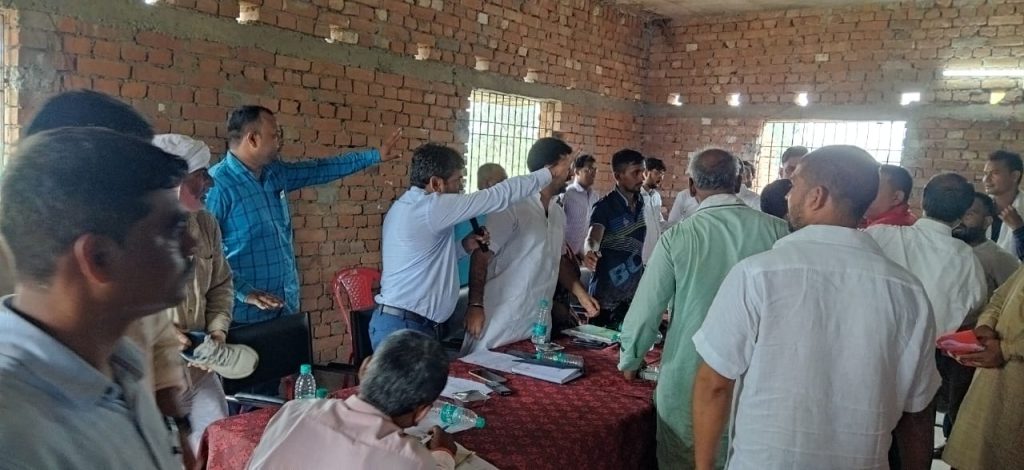 छपरा : रिविलगंज प्रखंड कार्यालय पर बीडीसी की बैठक के दौरान भिड़े बीडीसी सदस्य व मुखिया
