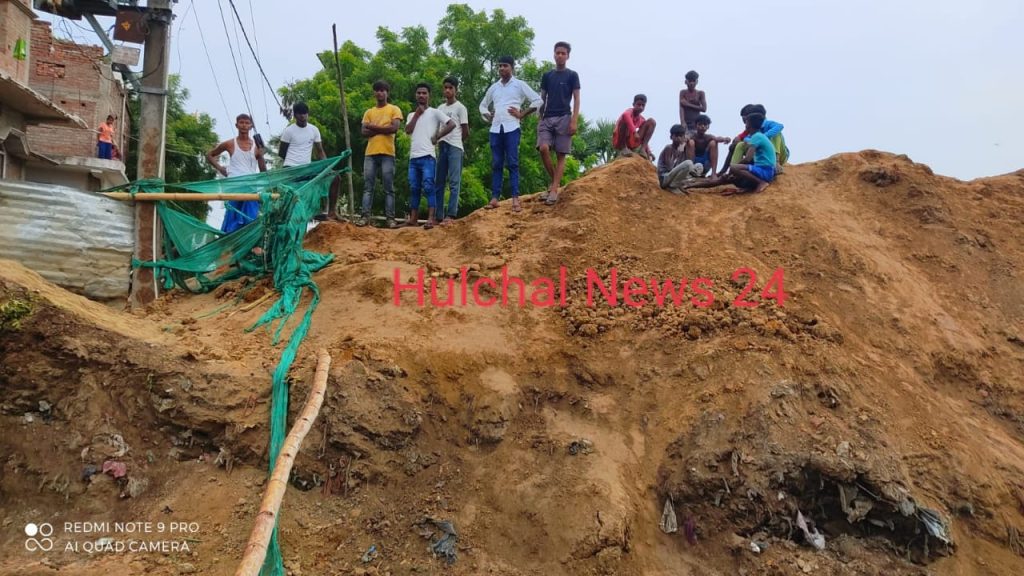 छपरा में निर्माणाधीन गंगा प्रोजेक्ट के खुदाई के क्रम मे मिट्टी धंसने दबकर एक मजदूर की मौत