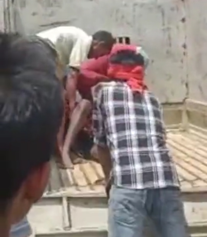 गंगा नदी में नाव पर लगी आग तो नाव से कूदने के बाद मजदूर की डूबने से हुई मौत