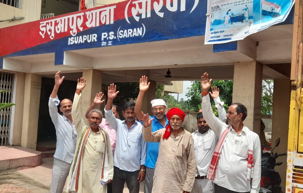 पुल के सामने जल निकासी का रास्ता बंद कर घर बनाने का स्थानीय लोगों ने किया विरोध ; थानाध्यक्ष से की शिकायत