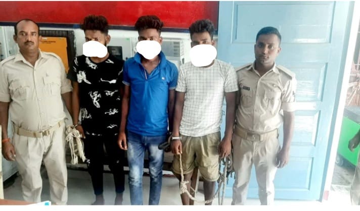 छपरा में महिला से चाकू के बल पर लूटपाट कर भाग रहे तीन बदमाशों को पुलिस ने दबोचा