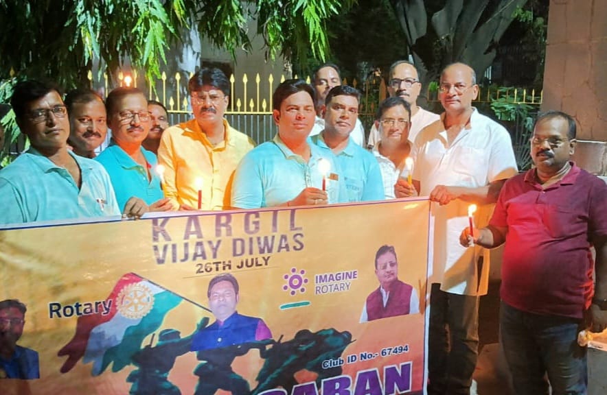 23 वीं कारगिल विजय दिवस के अवसर पर रोटरी सारण ने निकाला कैंडल मार्च