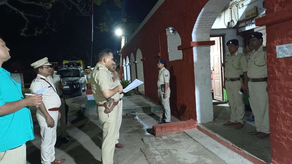 थाना पर आने वाले आगंतुकों के साथ करें शालीनता पूर्ण व्यवहार ; मढौरा अनुमंडल कार्यालय के निरीक्षण के दौरान एसपी ने दिया निर्देश