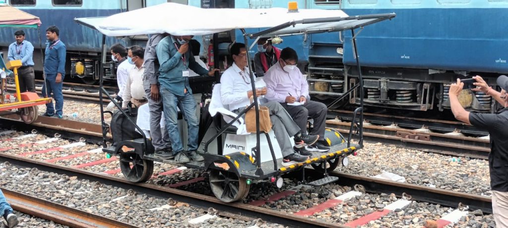 वाराणसी-छपरा दोहरीकरण परियोजना का रेल संरक्षा आयुक्त व मंडल रेल प्रबंधक ने किया निरीक्षण